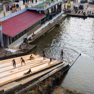 Buddhovi pod očima vyrostl improvizovaný zábavní park, Myanmar