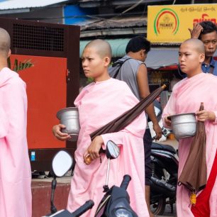 Buddhistické mnišky při ranní procházce městem, Mawlamyine, Myanmar