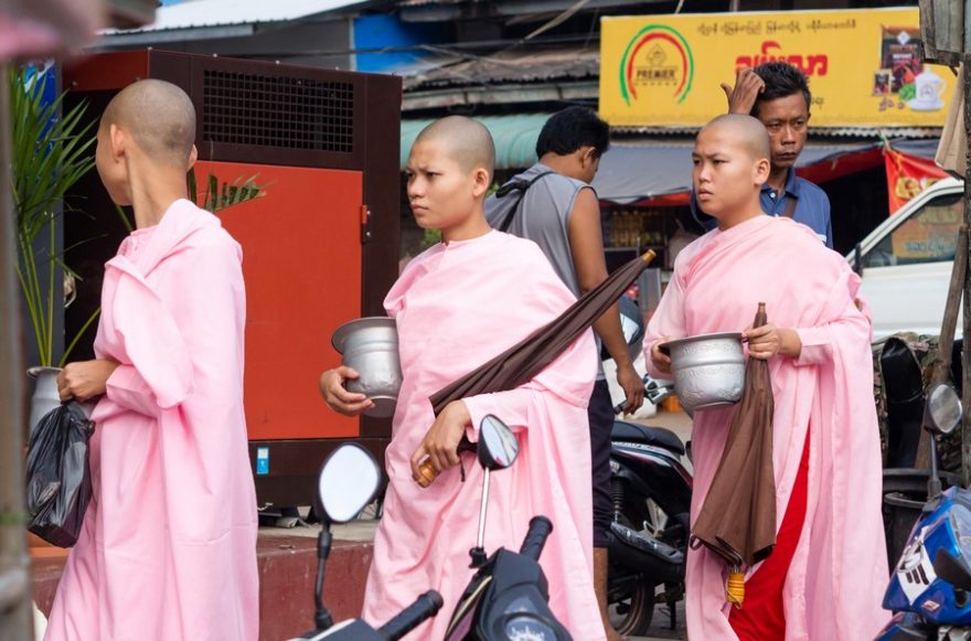 Buddhistické mnišky při ranní procházce městem, Mawlamyine, Myanmar