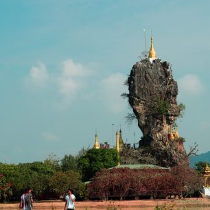 Pagoda Kyaut Ka Latt na vrcholu skály, Mon state, Myanmar