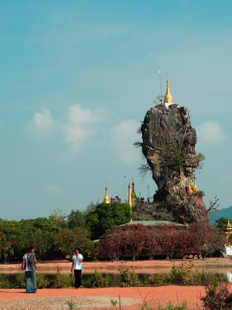 Pagoda Kyaut Ka Latt na vrcholu skály, Mon state, Myanmar