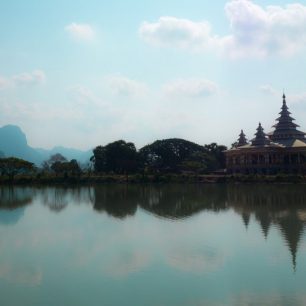 Chrám zrcadlící se v jezeře u pagody Kyaut Ka Latt, Mon state, Myanmar
