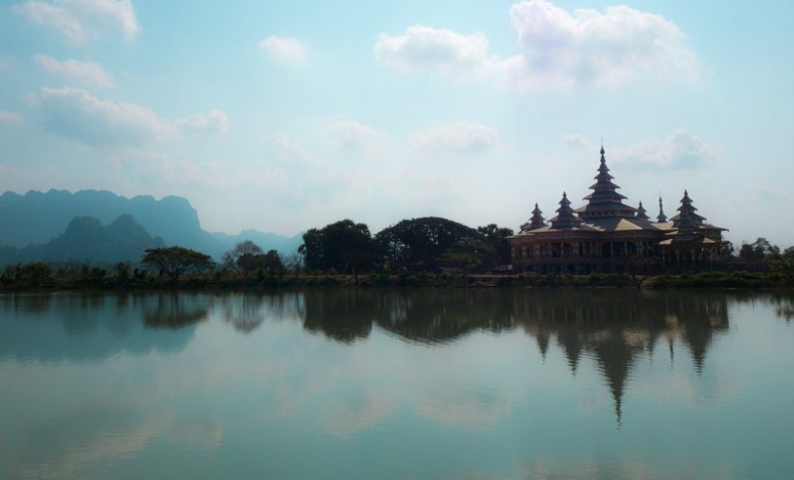 Chrám zrcadlící se v jezeře u pagody Kyaut Ka Latt, Mon state, Myanmar