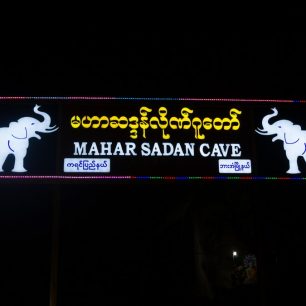Neonová výzdoba jeskyně Sadan, Mon state, Myanmar
