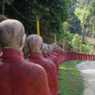 Sochy mnichů by se v Myanmaru jen těžko počítaly, Mon state, Myanmar