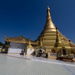 Pagoda Kyaik Than Lan v centru Mawlamyine, Myanmar