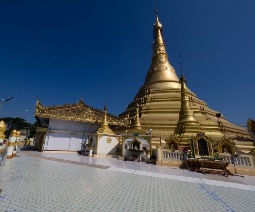 Pagoda Kyaik Than Lan v centru Mawlamyine, Myanmar