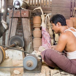Zpracování dřeva na ostrově Bilu Kyun, Myanmar
