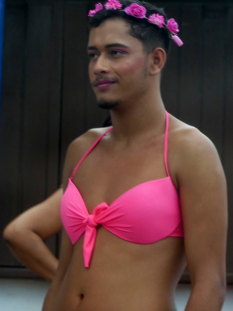 Kluci si na sebe rádi berou bikiny, Bloco v Pontal de Barra a Maceió na severovýchodě Brazílie