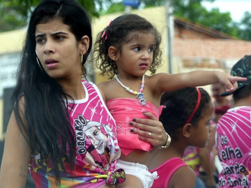 Lidé mají nezřídka speciální tílka a trička pro konkrétní průvod daného města či čtvrti