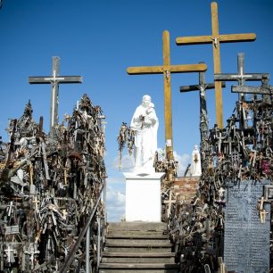 Středobod kopce tvoří několik soch, Litva