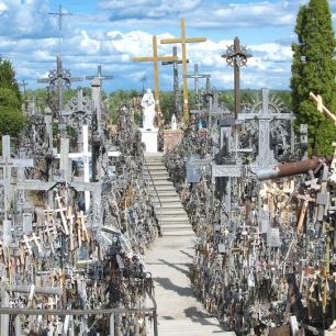 Středobod kopce tvoří několik soch, Litva