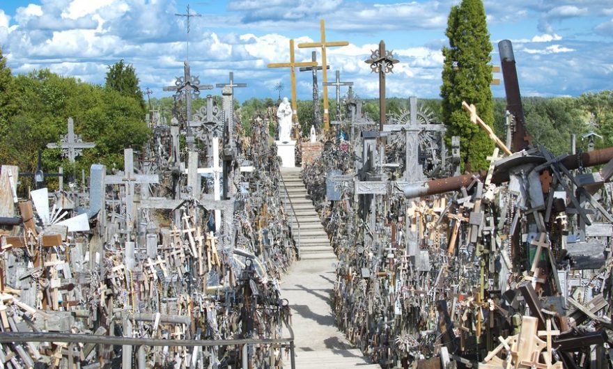 Středobod kopce tvoří několik soch, Litva