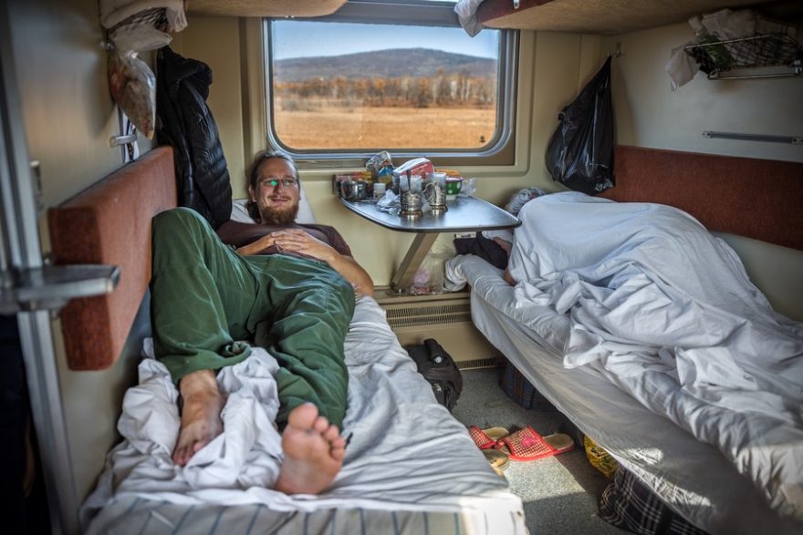 Ve vlaku vládne sentimentální ospalá atmosféra