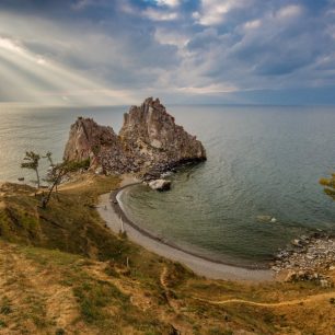 Posvátná skála Šamanka na ostrově Olchon, ikona celého Bajkalu