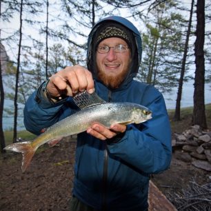 Na malém ohýnku pečeme ulovenou rybu