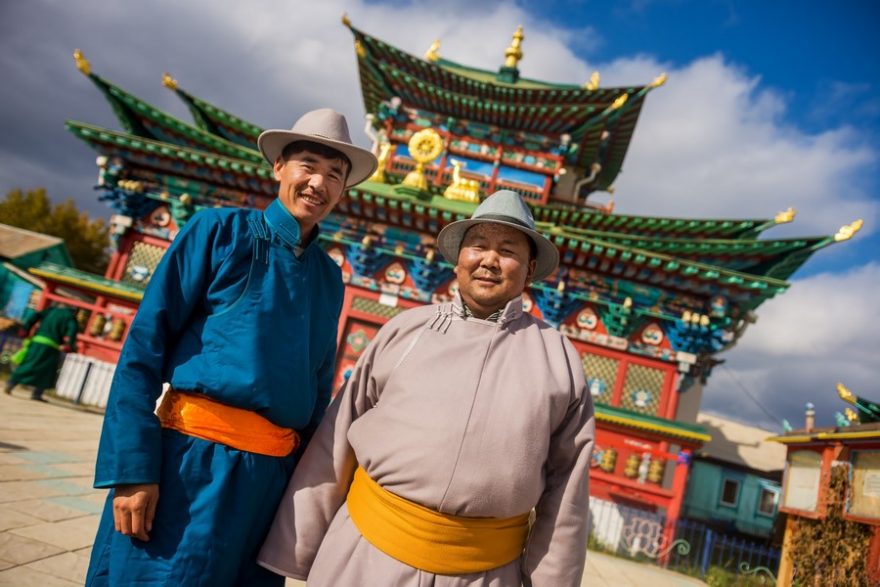 Mongolové na výletě v burjatském klášteře Ivolginskij Dacan
