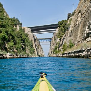 Jak překonám jeden z nejdražších průplavů na světě jsem netušil. Nakonec jsem do něj byl na hodinu vpuštěn zadarmo a celý jsme ho propádloval. Korintský průplav / F: archiv Jiřího Olivy