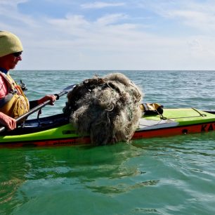 Během prvního roku jsem pochopil, jak moc je moře znečištěné. ˇ5ekl jsem si, že každý den seberu alespoň jeden odpadek a vytahoval jsem staré rybářské sítě / F: archiv Jiřího Olivy