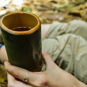 Čaj z bambusového hrnečku chutná výtečně