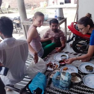 Naše snídaně na tradiční paňdžábské posteli