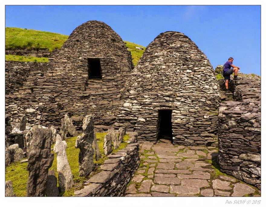 Dvě chýše a jeden hřbitov