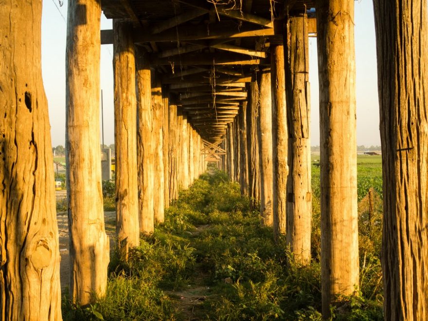 Sloupy podpírající most U Bein už pamatují dlouho, Myanmar