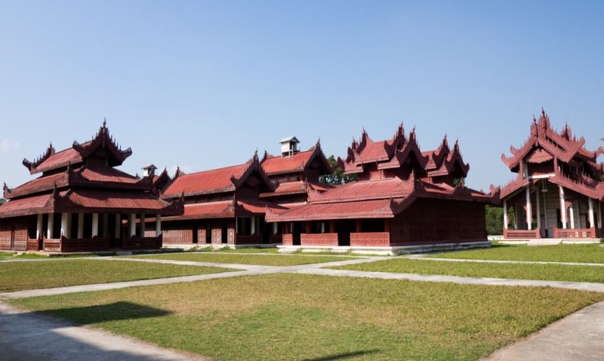 Původní budovy a muzeum uprostřed paláce, Mandalaj, Myanmar