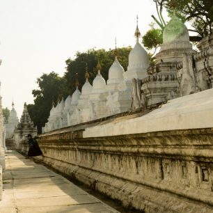 Okolí pagody Kuthodaw, Mandalaj, Myanmar