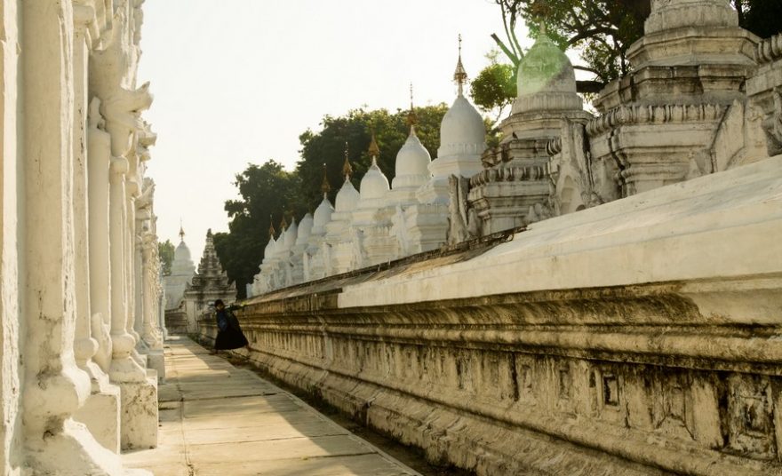 Okolí pagody Kuthodaw, Mandalaj, Myanmar