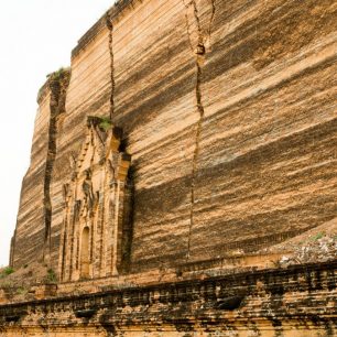 Sedm milionů cihel tvoří pagodu Mingun, Myanmar