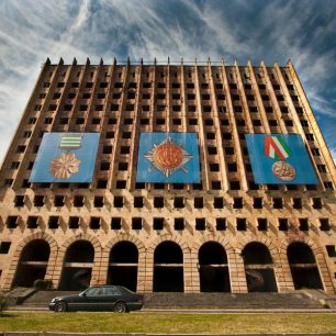 Opuštěná vládní budova v Suchumi 