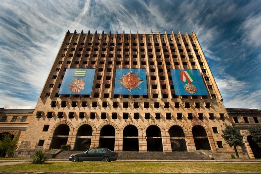 Opuštěná vládní budova v Suchumi 