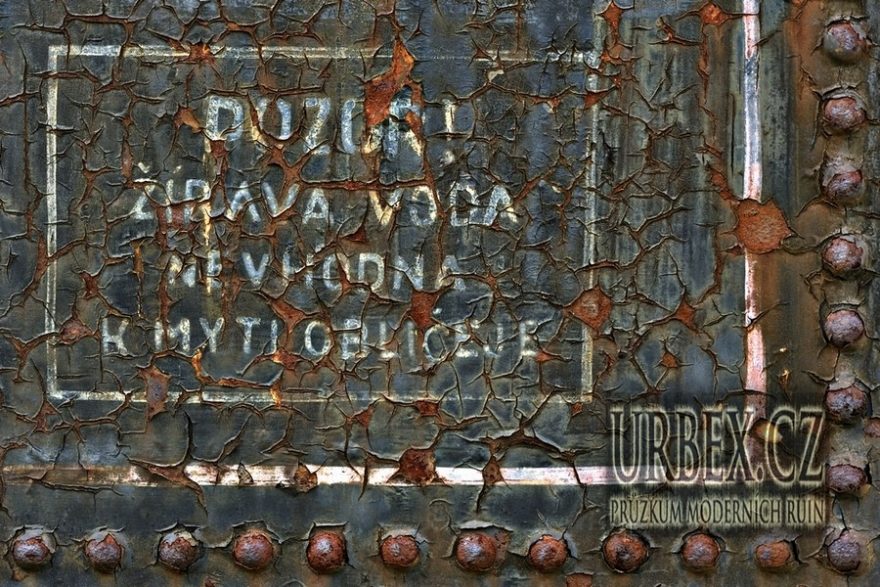 Žíravá voda na obličej