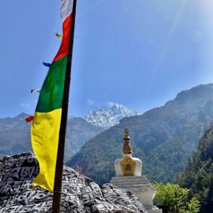 Místní chrámy zdobí vlaječky s modlitbami