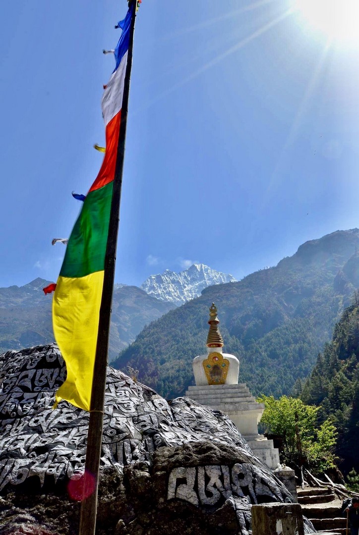 Místní chrámy zdobí vlaječky s modlitbami