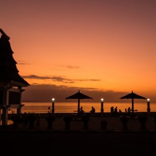V moři u hlavního města je koupání na vlastní nebezpečí, západ slunce ale pozorovat můžete zcela nerušeně, Dili, Timor Leste