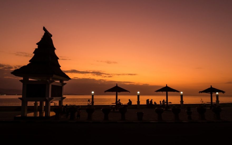 V moři u hlavního města je koupání na vlastní nebezpečí, západ slunce ale pozorovat můžete zcela nerušeně, Dili, Timor Leste