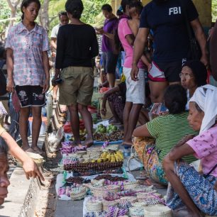 Víkendové trhy jsou místem, kde se setkávají celé vesnice, Atauro, Timor Leste
