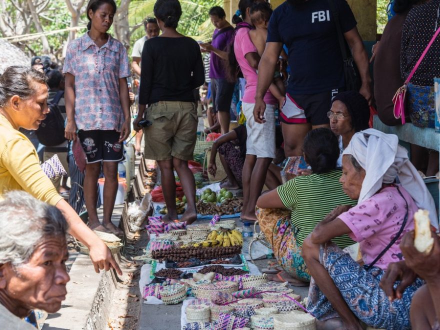 Víkendové trhy jsou místem, kde se setkávají celé vesnice, Atauro, Timor Leste