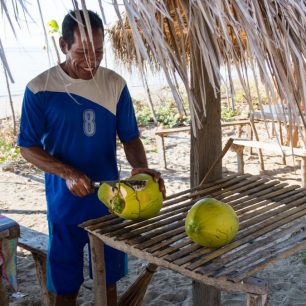 … a spláchněte ji právě utrženým kokosem, Atauro, Timor Leste