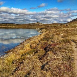 Nenáročná část kolem jezera Hundesø první den treku