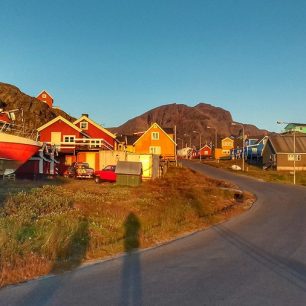 Barevné domy v Sissimiutu při západu slunce