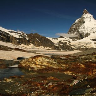 Vrchol Matterhornu se majestátně tyčí do výšky