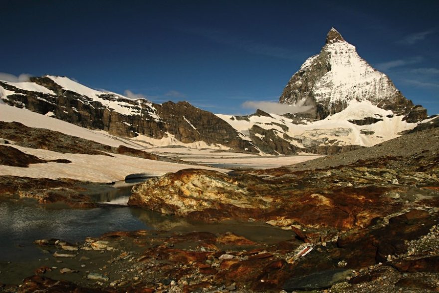 Vrchol Matterhornu se majestátně tyčí do výšky