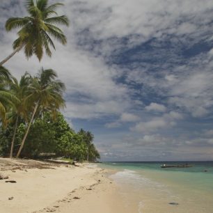 Pláž na ostrově Hatta je dostupná lodí z Bandanairy