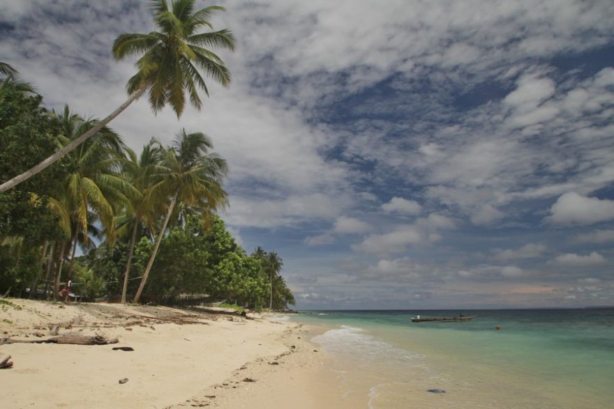 Pláž na ostrově Hatta je dostupná lodí z Bandanairy
