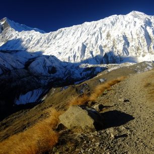 Cesta k Tilicho Lake pod hřebenem Annapurny
