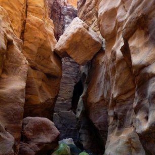 V kaňonu Wadi Mujib se můžete osvěžit v průzračné vodě a vyzkoušet si adrenalinový canyoning