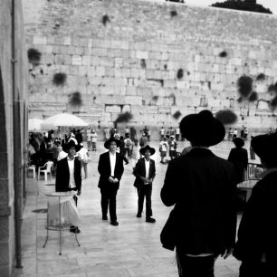 Během židovského šabatu platí u Zdi nářků zvláštní pravidla - nesmí se tu fotit, jíst a pít